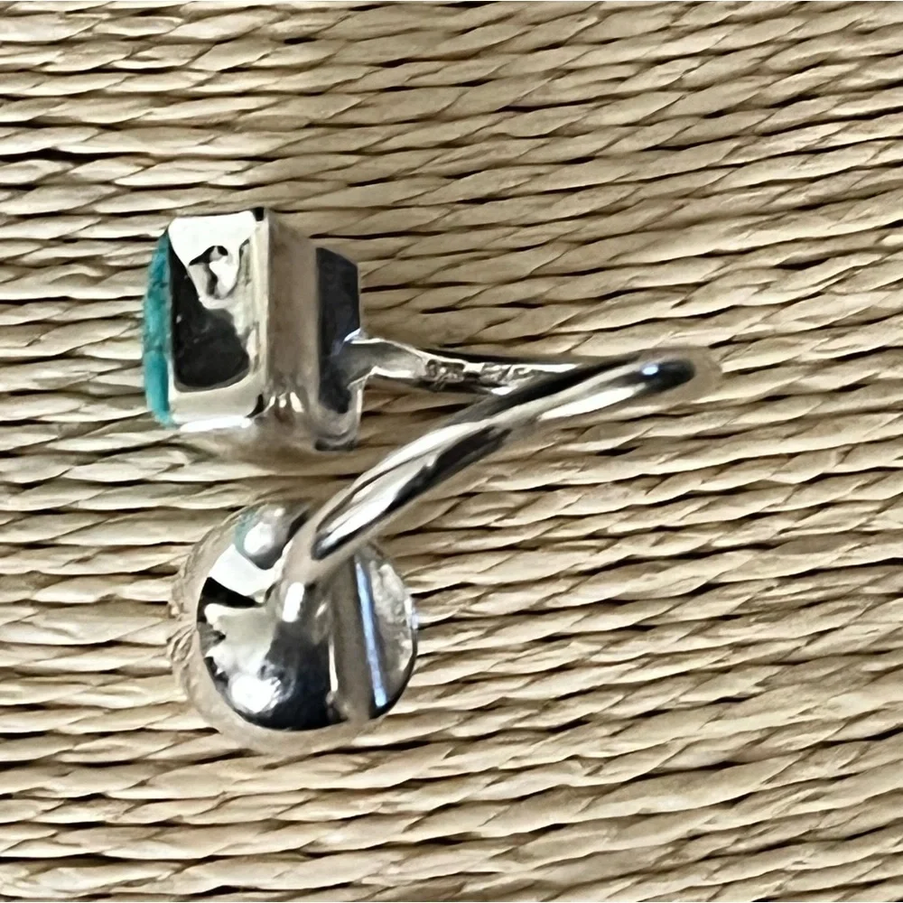 TURQUOISE & STERLING SILVER PRE-LOVED AUTHENTIC STYLE  DESIGN RING